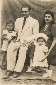 Meu pai, minha mãe, eu e minha irmã. Foto batida, acredito eu, em 1945. Eu tinha cinco anos.